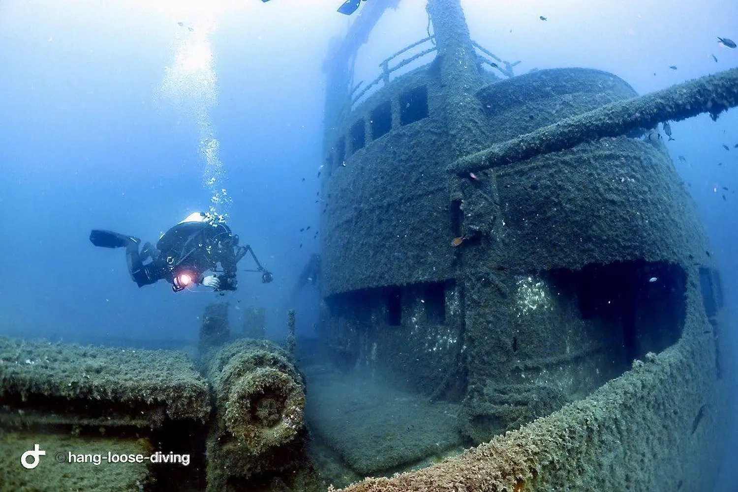 Ein Taucher erkundet das Schiffswrack der „Peltastis“, einem beliebten Tauchplatz in der Nähe des Dorfes Silo auf der Insel Krk, Kroatien. Von Hang-Loose-Diving d.o.o.