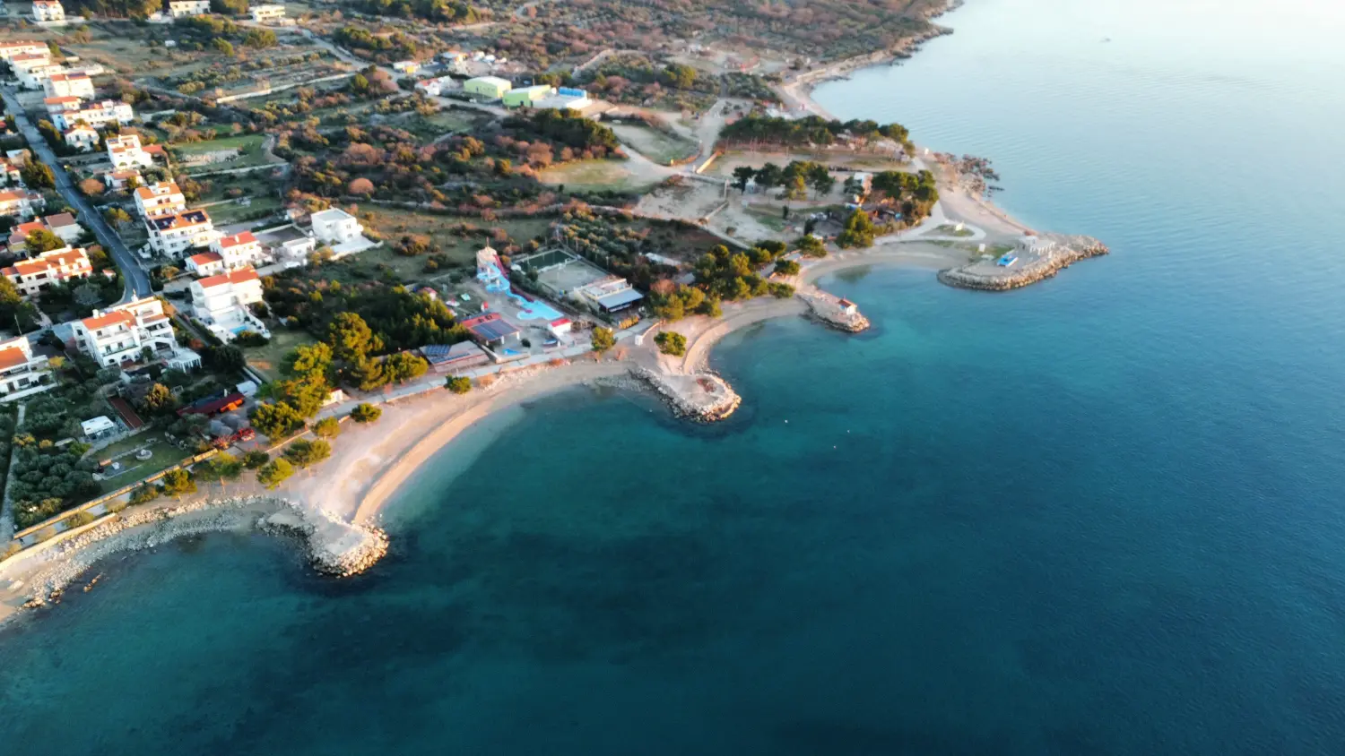 Ein Küstengebiet in Punat auf der Insel Krk in der Gespanschaft Primorje-Gorski Kotar, Kroatien. Von Hang-Loose-Diving d.o.o.