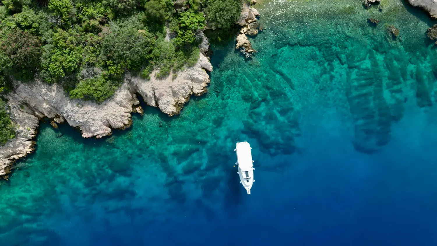 Ein Küstengebiet in Punat auf der Insel Krk in der Gespanschaft Primorje-Gorski Kotar, Kroatien. Von Hang-Loose-Diving d.o.o.